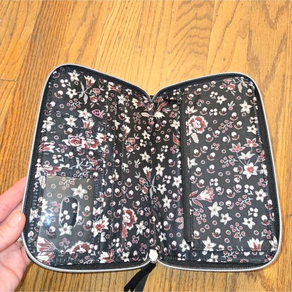 Vera Bradley on the go wristlet in black. Nice condition - Picture 6 of 7
